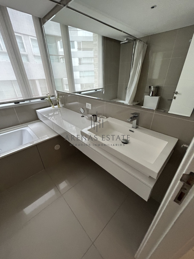 Apartamento ID.2122 - Apartamento en venta de 3 dormitorios y dependencia , en Punta del Este 