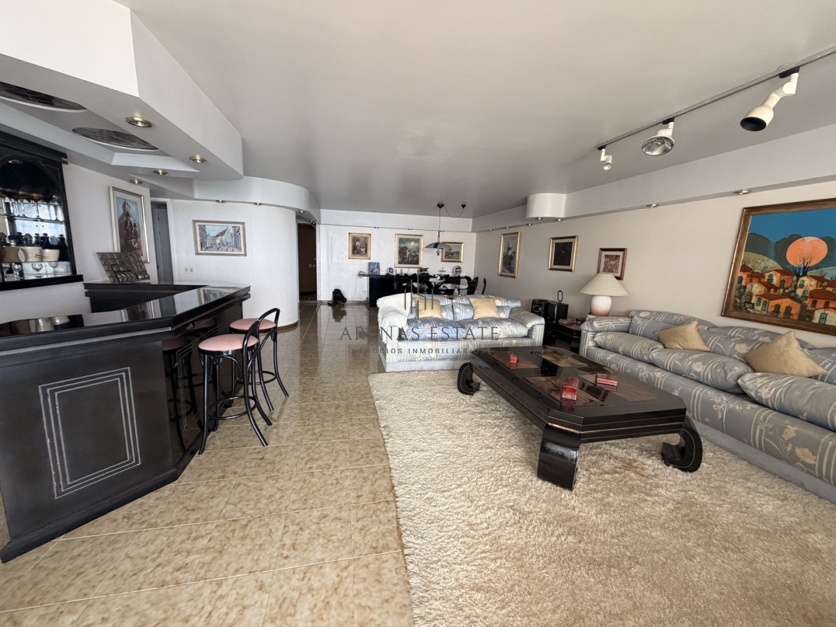 Apartamento ID.4137 - Apartamento en venta en primera linea de la Brava , 3 dormitorios y dependencia 