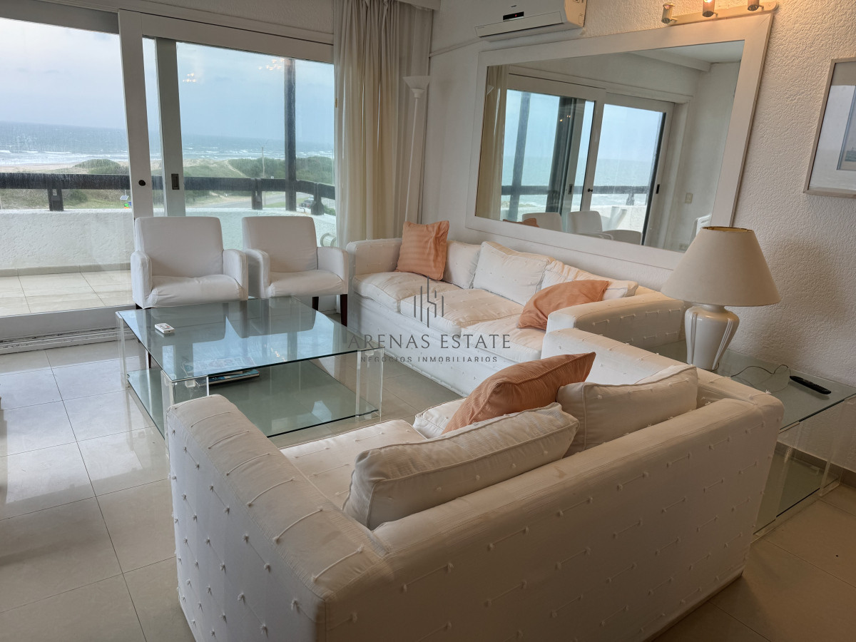 Apartamento ID.3563 - Apartamento en venta de 3 dormitorios en primera linea de la Brava , Punta del Este 