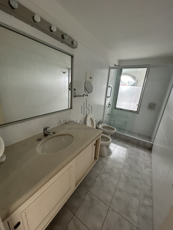 Apartamento ID.2477 - Apartamento en venta de 3 dormitorios y sevicio en Brava,Punta del Este