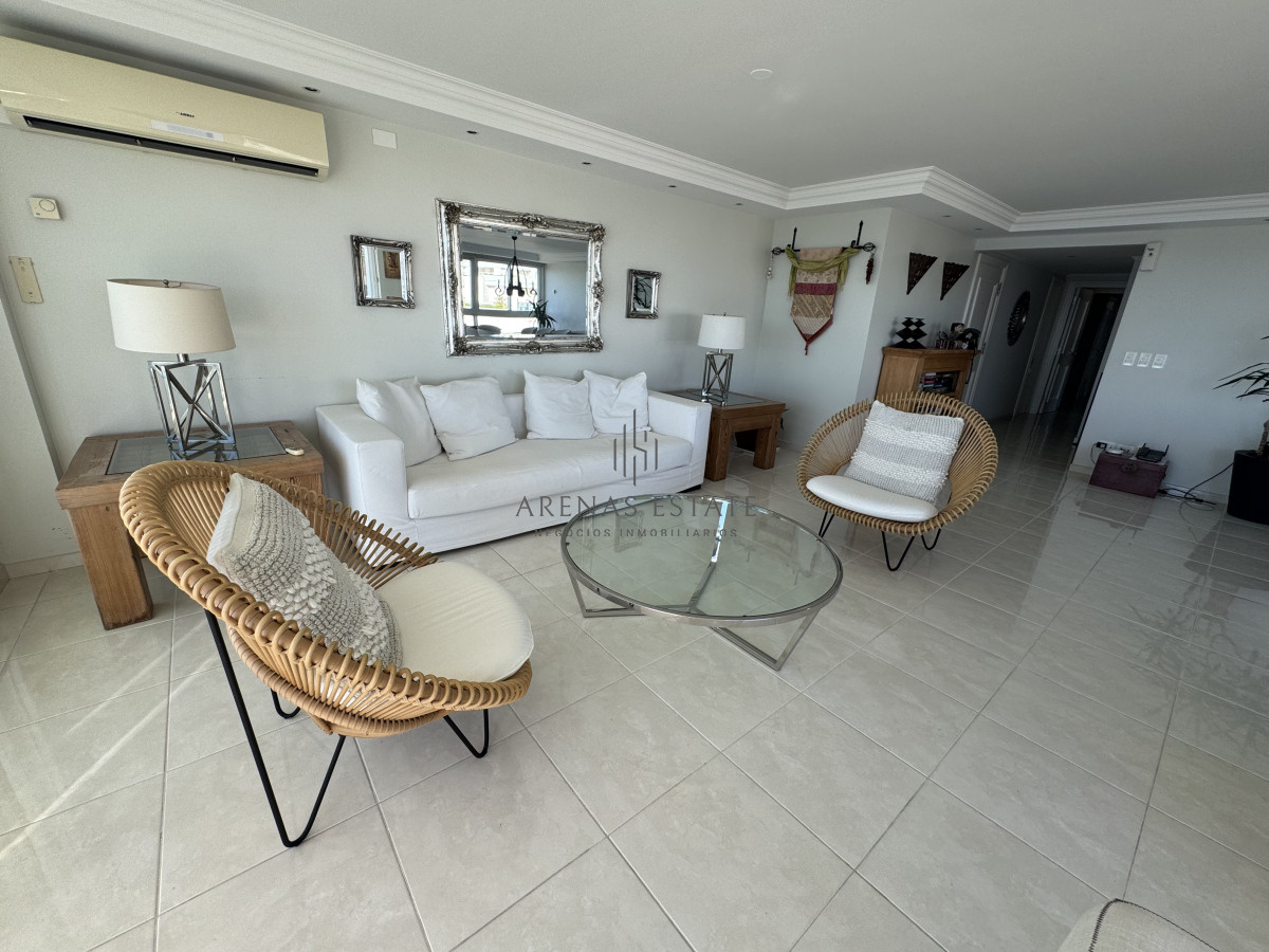 Apartamento ID.3683 - Apartamento de 3 dormitorios en venta en Punta del Este en primera linea de la Mansa 