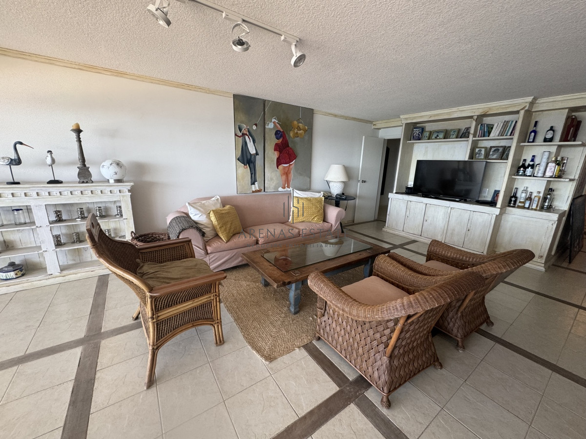 Apartamento ID.3111 - Apartamento en vena de 3 dormitorios y servicio , en primera linea de la Brava 