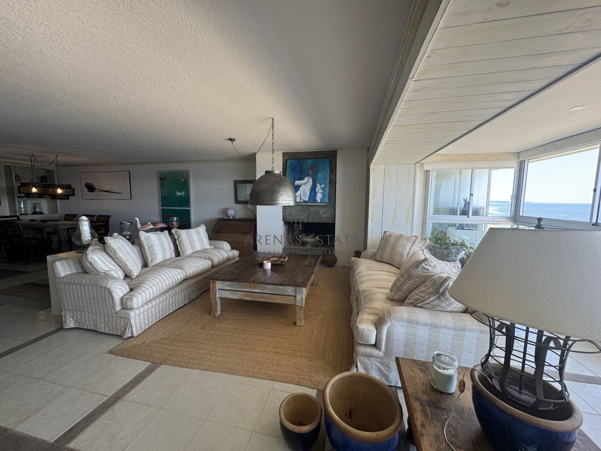 Apartamento ID.3111 - Apartamento en vena de 3 dormitorios y servicio , en primera linea de la Brava 