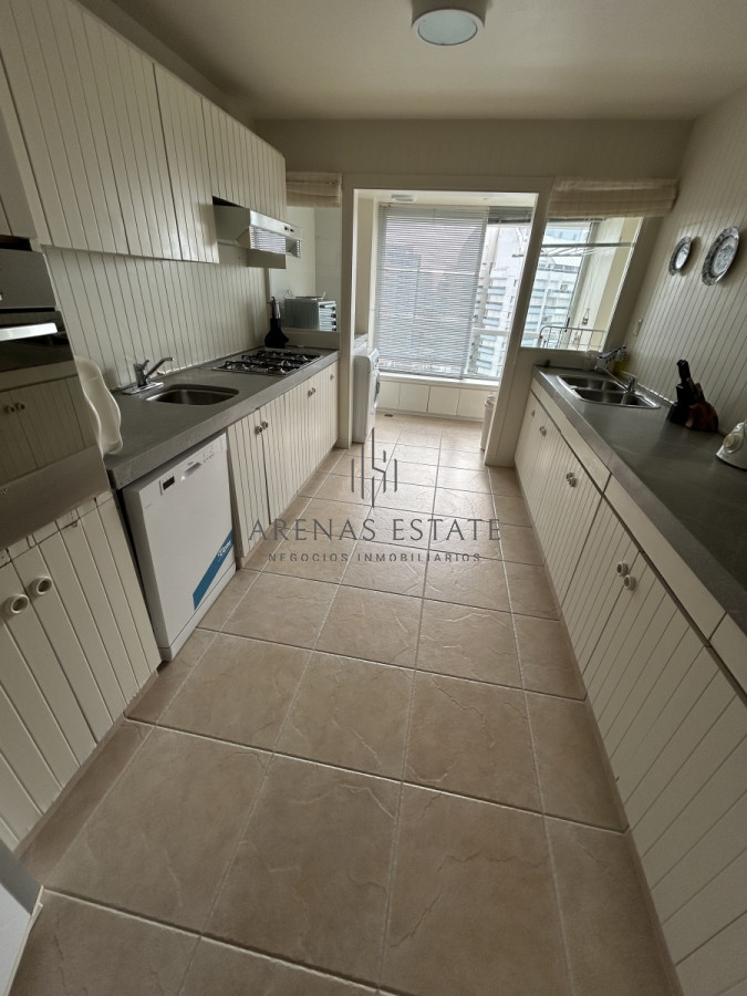 Apartamento ID.2477 - Apartamento en venta de 3 dormitorios y sevicio en Brava,Punta del Este