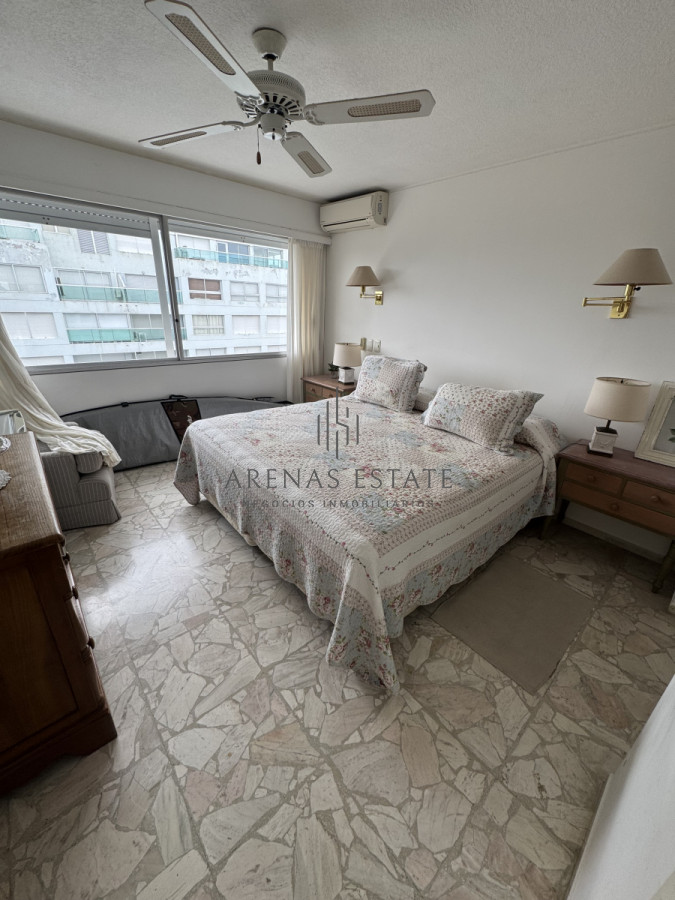 Apartamento ID.3900 - Apartamento de 3 dormitorios en venta en primera linea de Playa Mansa , Punta del Este 