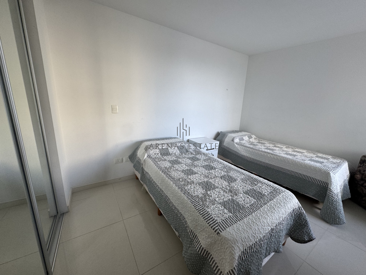 Apartamento ID.3699 - Apartamento en venta  de 3 dormitorios y servicio  en zona Brava 