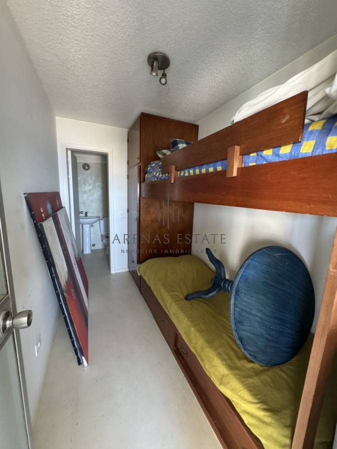 Apartamento ID.3111 - Apartamento en vena de 3 dormitorios y servicio , en primera linea de la Brava 