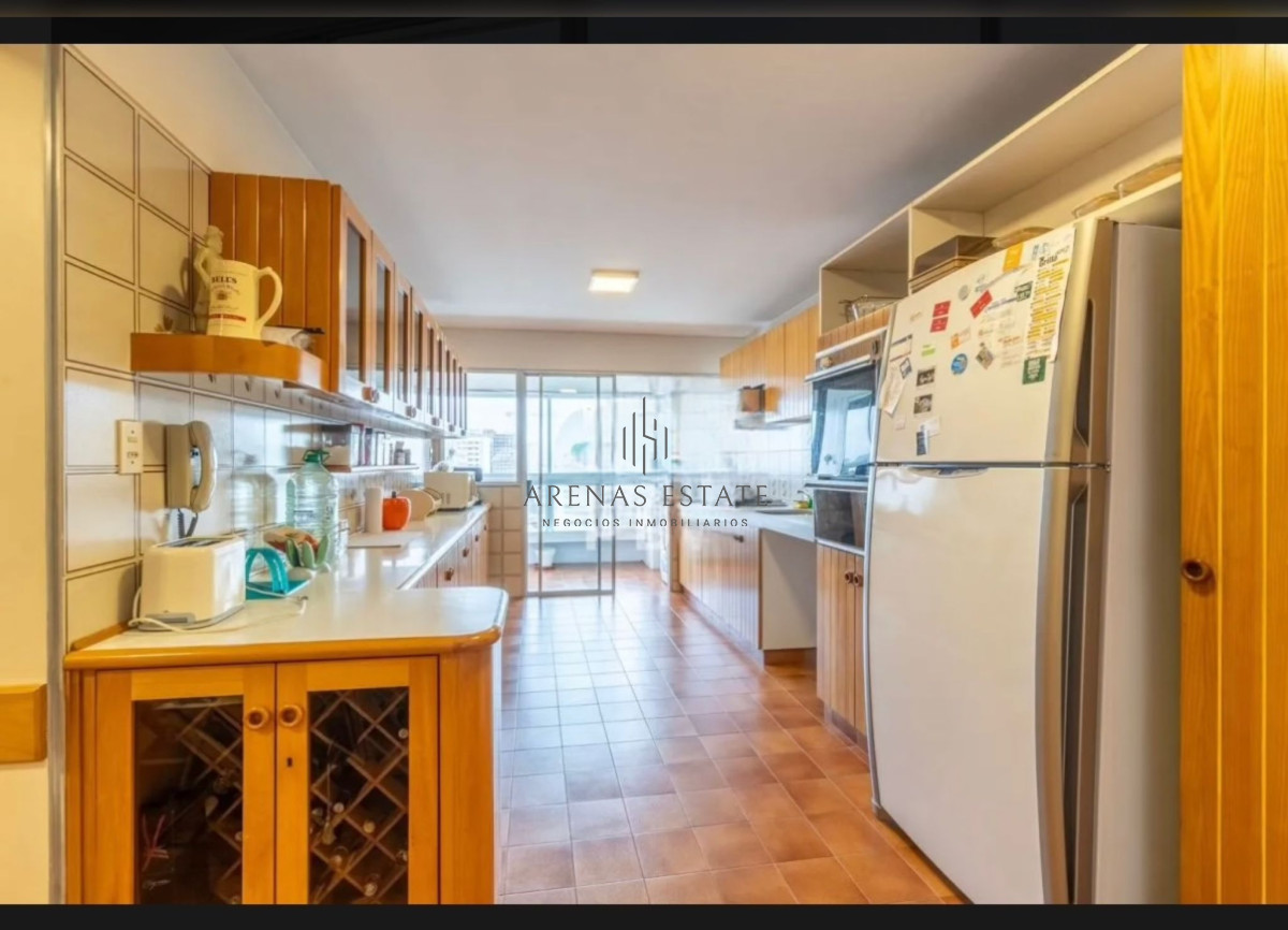 Apartamento ID.4137 - Apartamento en venta en primera linea de la Brava , 3 dormitorios y dependencia 