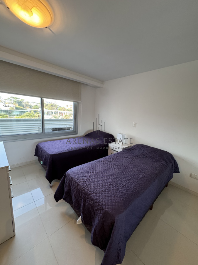 Apartamento ID.3699 - Apartamento en venta  de 3 dormitorios y servicio  en zona Brava 