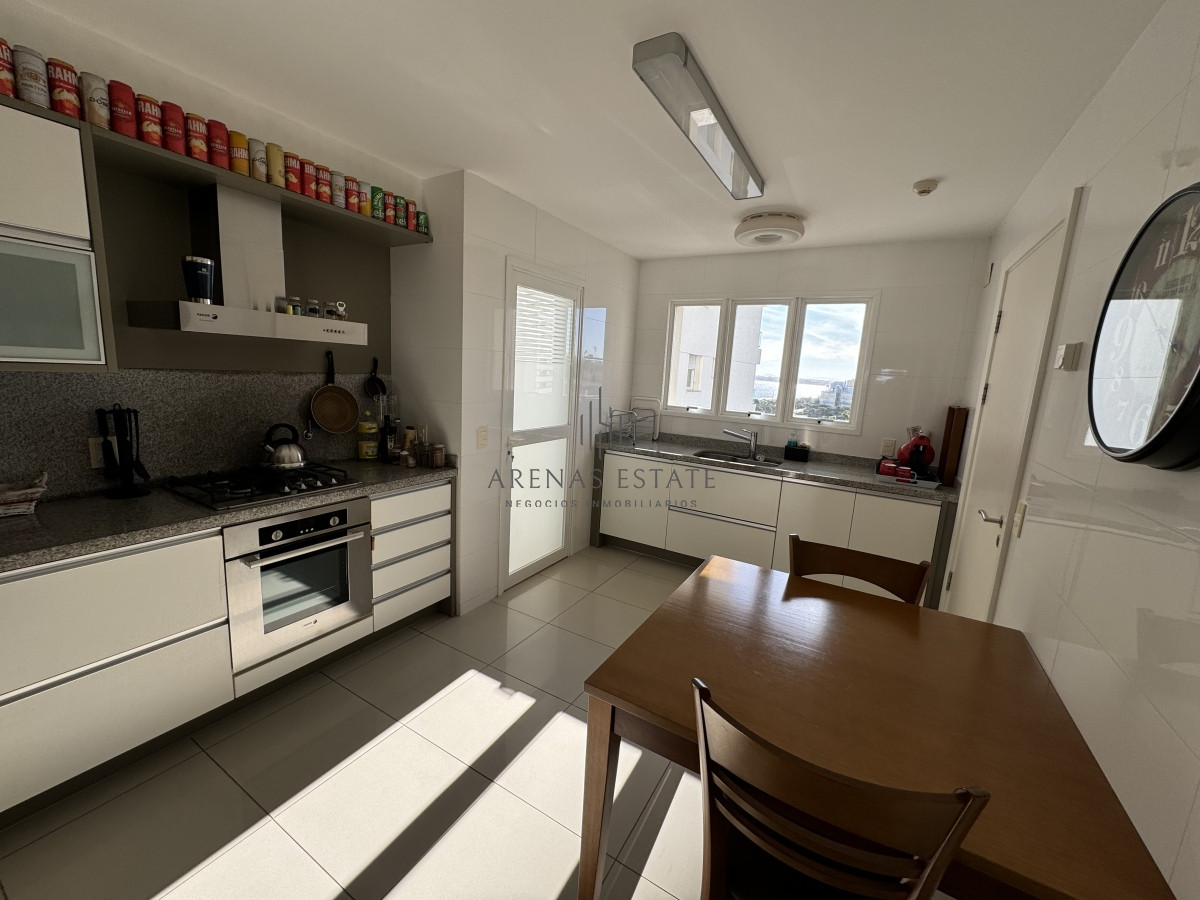 Apartamento ID.2989 - Apartamento de 3 dormitorios y dependencia de servicio en primera linea de la Mansa 