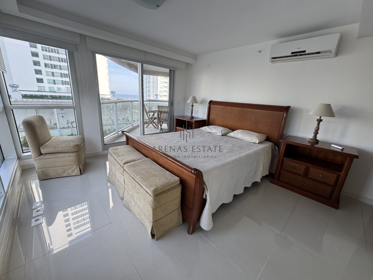 Apartamento ID.3699 - Apartamento en venta  de 3 dormitorios y servicio  en zona Brava 