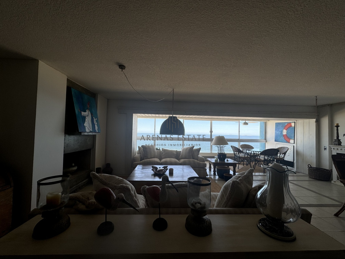 Apartamento ID.3111 - Apartamento en vena de 3 dormitorios y servicio , en primera linea de la Brava 
