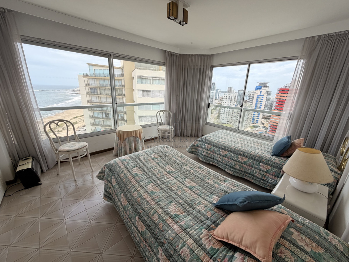 Apartamento ID.4137 - Apartamento en venta en primera linea de la Brava , 3 dormitorios y dependencia 