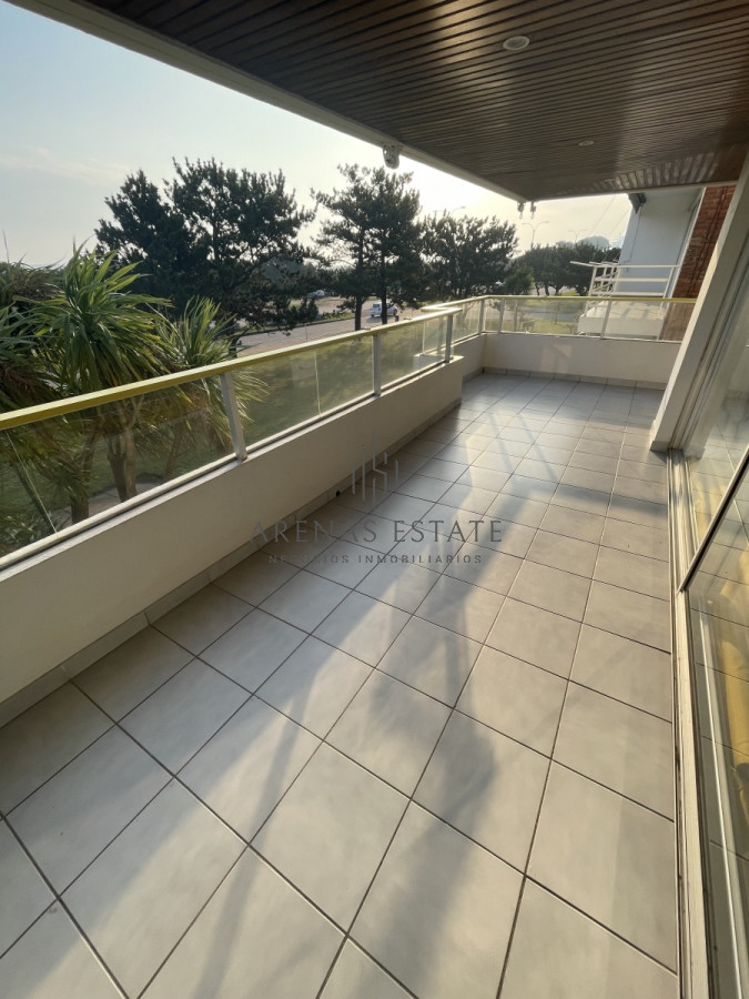 Apartamento ID.1566 - Apartamento de 3 dormitorios , primera linea de la mansa, Punta del Este