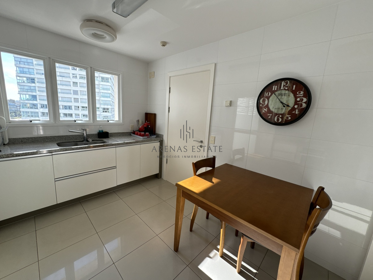 Apartamento ID.2989 - Apartamento de 3 dormitorios y dependencia de servicio en primera linea de la Mansa 