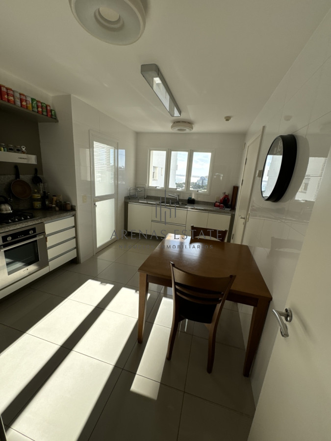 Apartamento ID.2989 - Apartamento de 3 dormitorios y dependencia de servicio en primera linea de la Mansa 