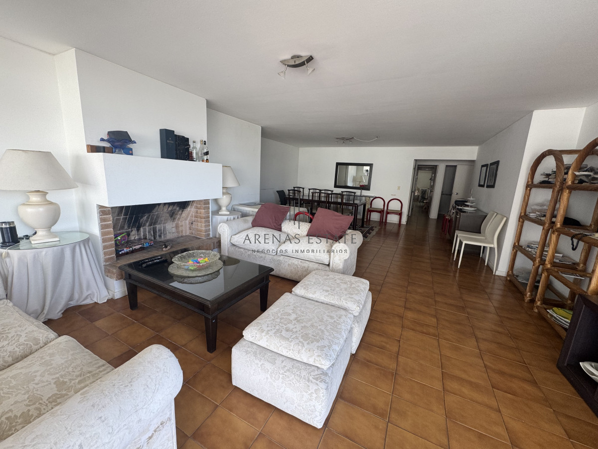 Apartamento ID.3671 - Apartamento en venta en Punta del Este de 3 dormitorios más servicio 