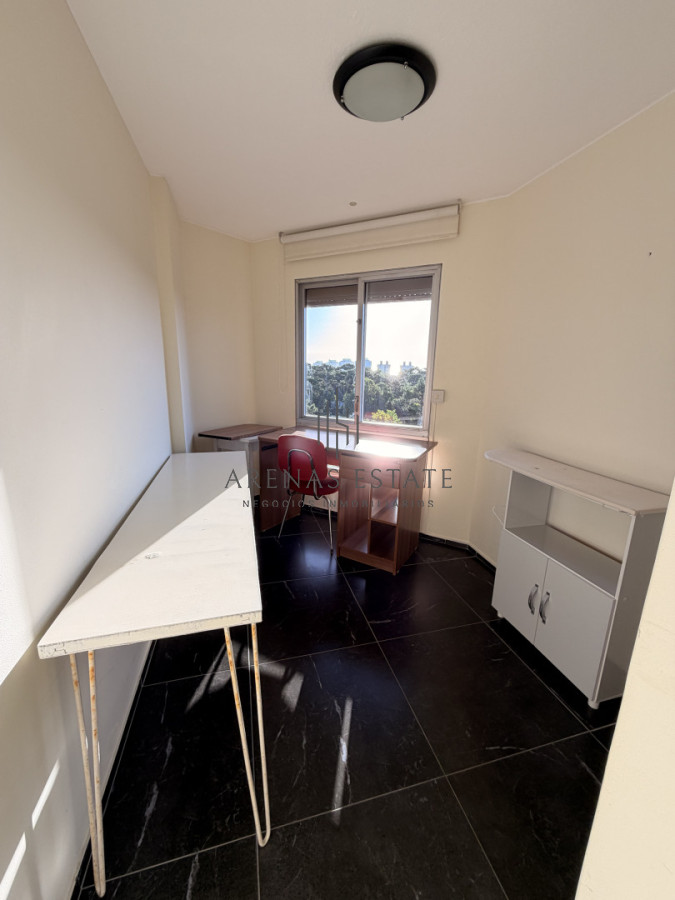 Apartamento ID.4172 - Apartamento de 3 dormitorios más dependencia en venta en Punta del Este 