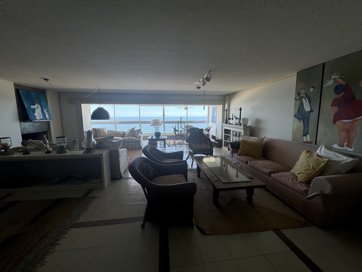 Apartamento ID.3111 - Apartamento en vena de 3 dormitorios y servicio , en primera linea de la Brava 