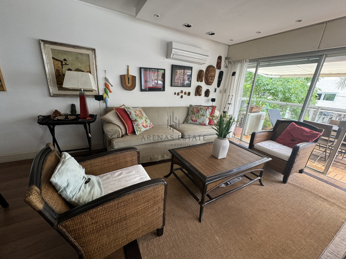 Apartamento ID.3452 - Apartamento de 3 dormitorios y servicio en venta  Punta del Este 