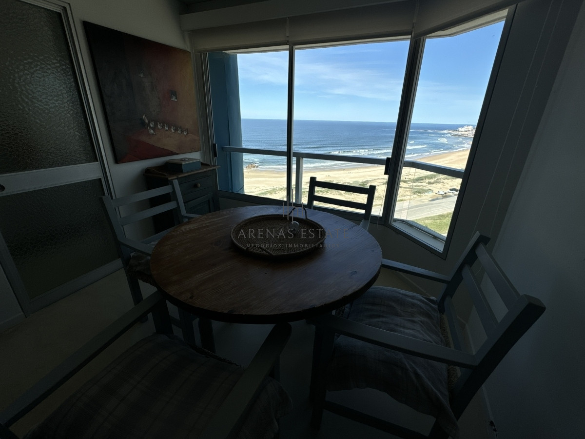 Apartamento ID.3111 - Apartamento en vena de 3 dormitorios y servicio , en primera linea de la Brava 