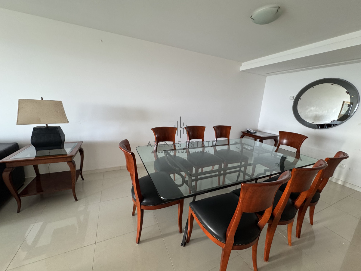 Apartamento ID.3699 - Apartamento en venta  de 3 dormitorios y servicio  en zona Brava 