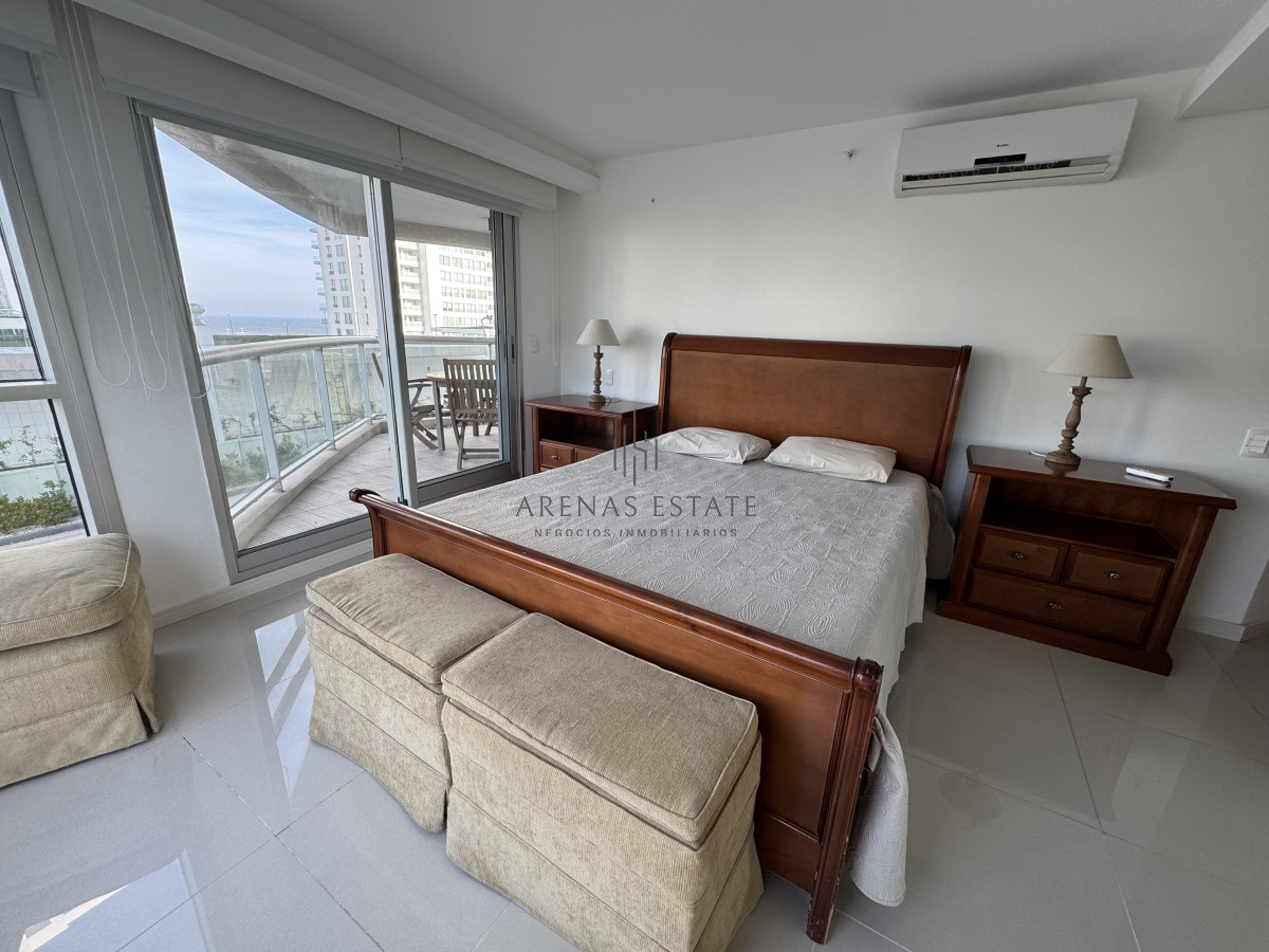 Apartamento ID.3699 - Apartamento en venta  de 3 dormitorios y servicio  en zona Brava 