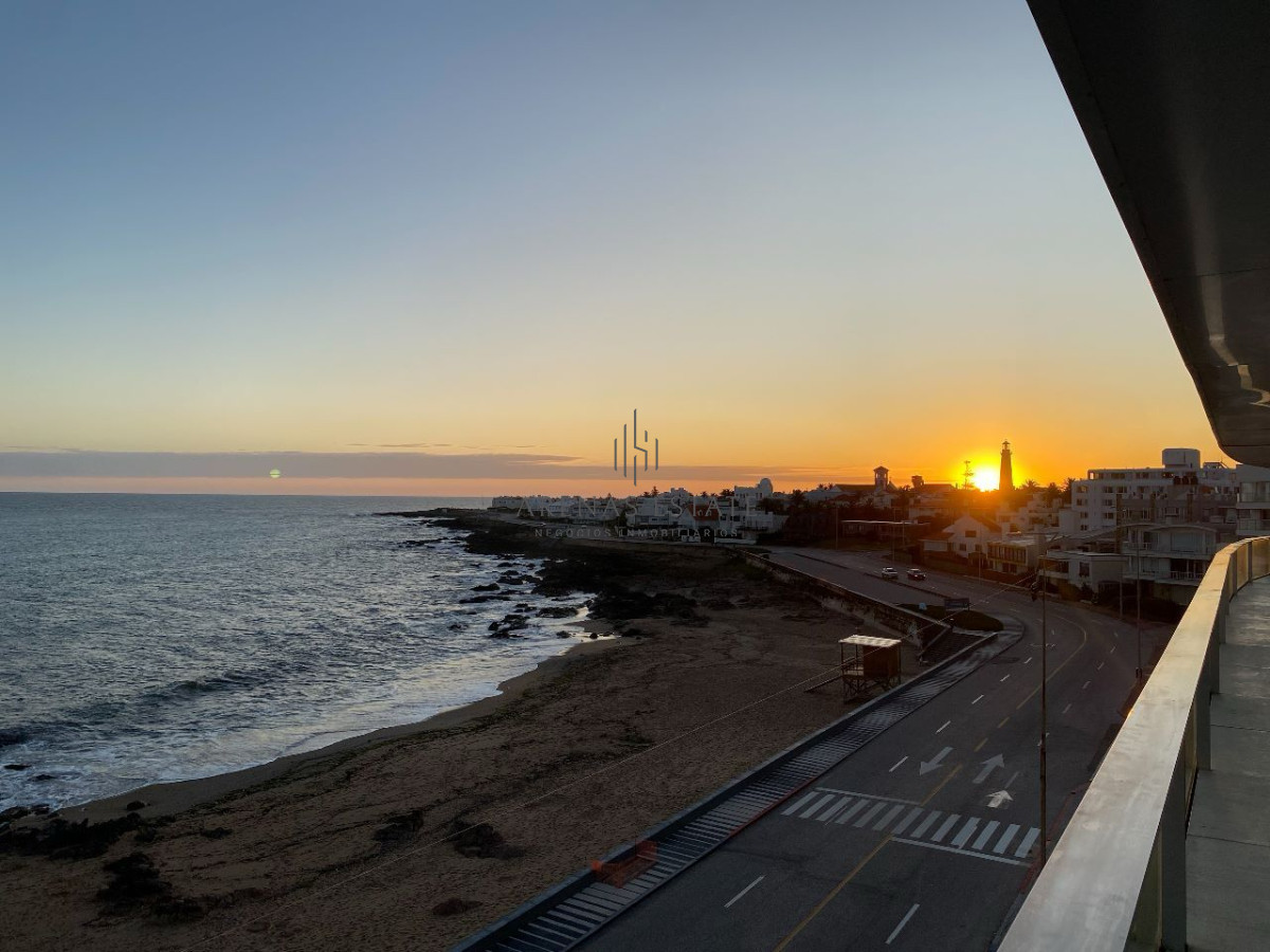 Apartamento ID.2042 - Apartamento de 3 dormitorios en alquiler , Punta del Este 
