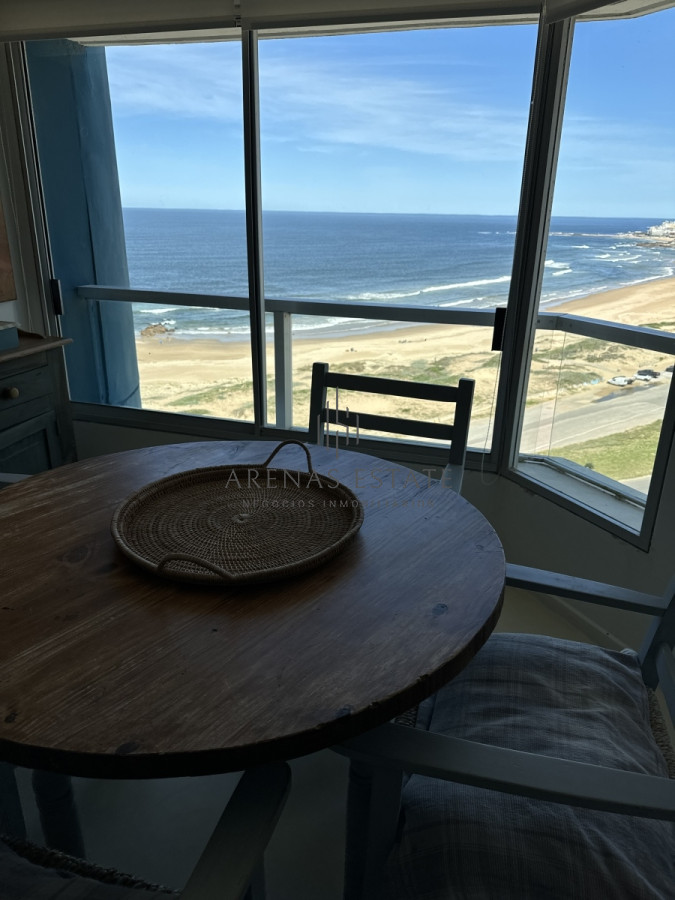 Apartamento ID.3111 - Apartamento en vena de 3 dormitorios y servicio , en primera linea de la Brava 