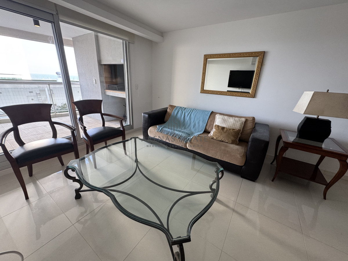 Apartamento ID.3699 - Apartamento en venta  de 3 dormitorios y servicio  en zona Brava 