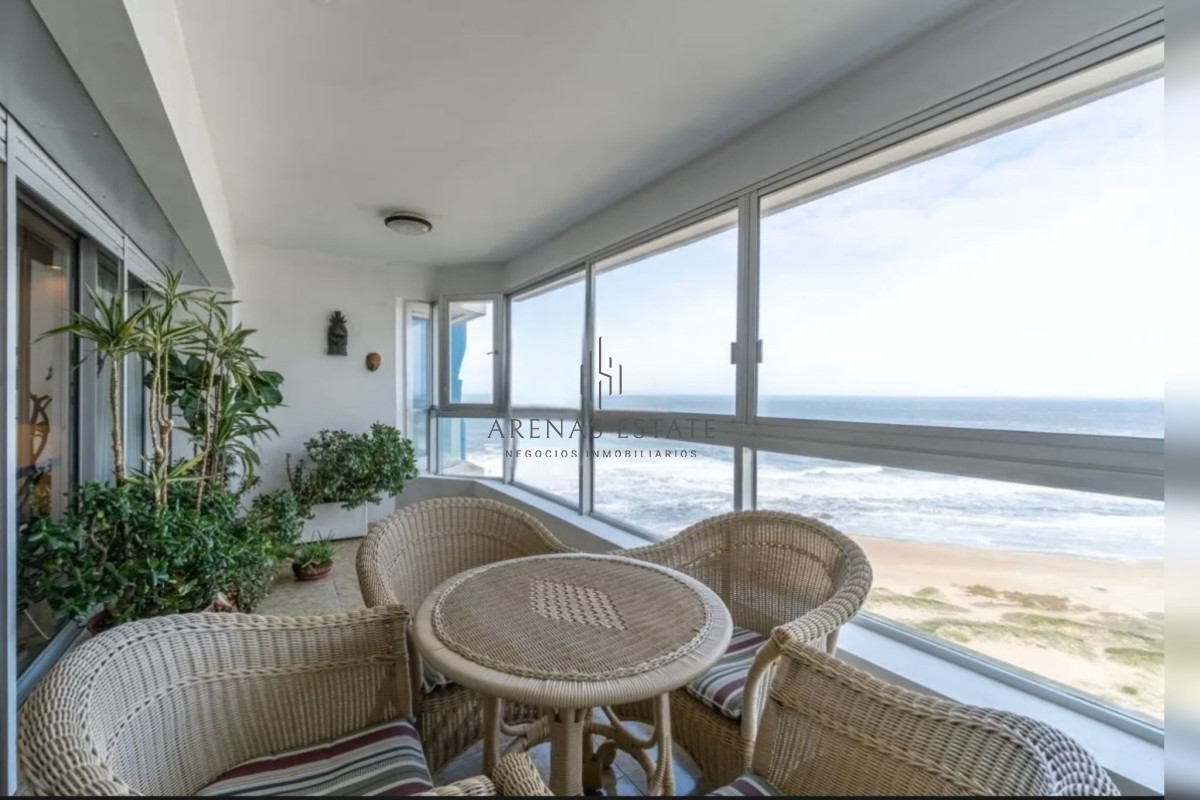 Apartamento ID.4137 - Apartamento en venta en primera linea de la Brava , 3 dormitorios y dependencia 