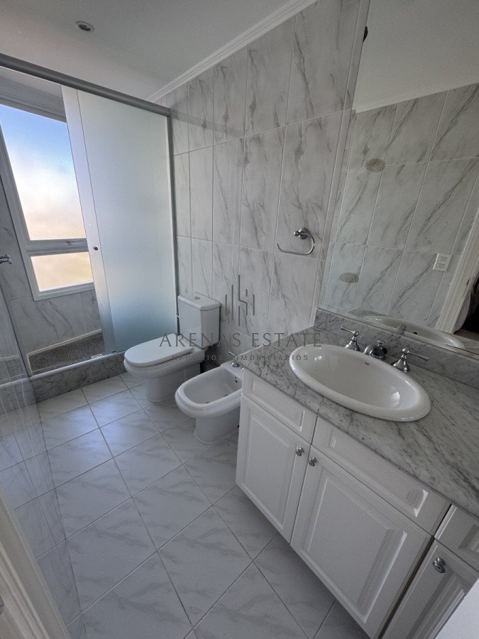 Apartamento ID.3683 - Apartamento de 3 dormitorios en venta en Punta del Este en primera linea de la Mansa 