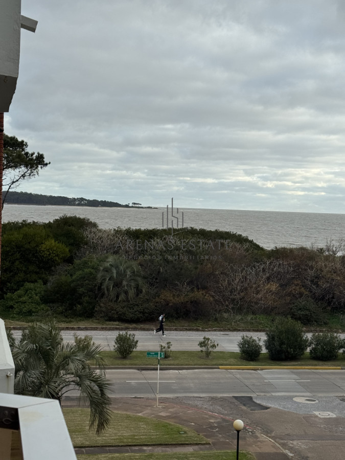 Apartamento ID.3767 - Apartamento en venta de 3 dormitorios en primera linea de playa mansa 