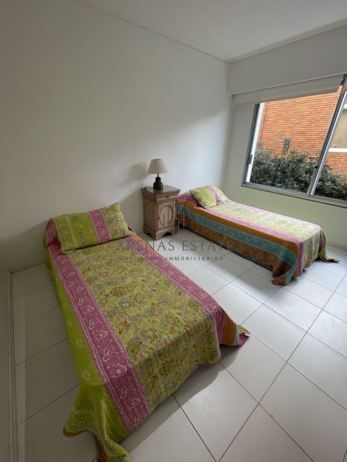 Apartamento ID.1566 - Apartamento de 3 dormitorios , primera linea de la mansa, Punta del Este