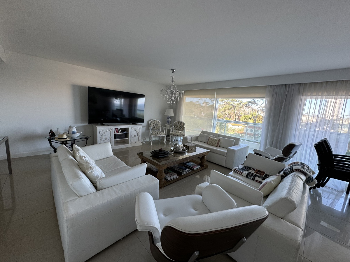 Apartamento ID.2989 - Apartamento de 3 dormitorios y dependencia de servicio en primera linea de la Mansa 