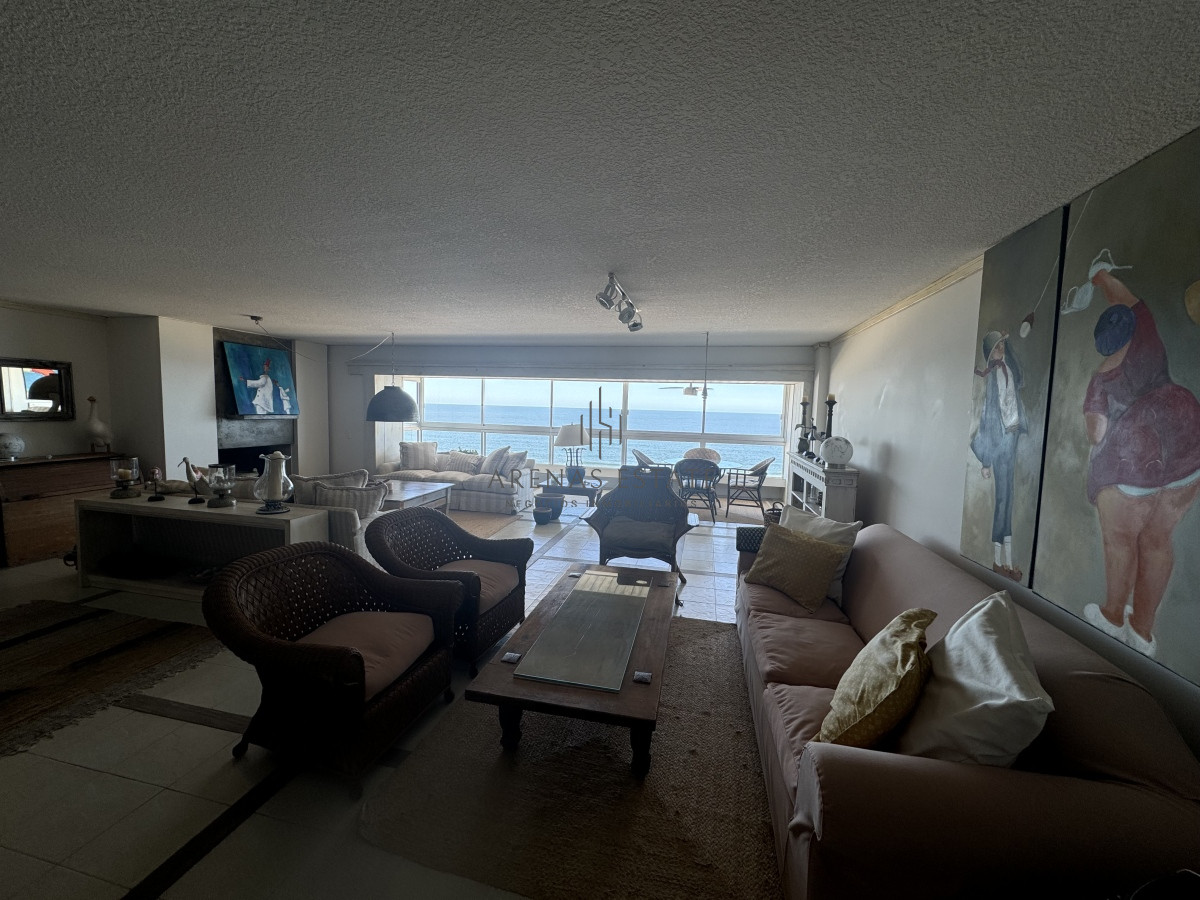 Apartamento ID.3111 - Apartamento en vena de 3 dormitorios y servicio , en primera linea de la Brava 