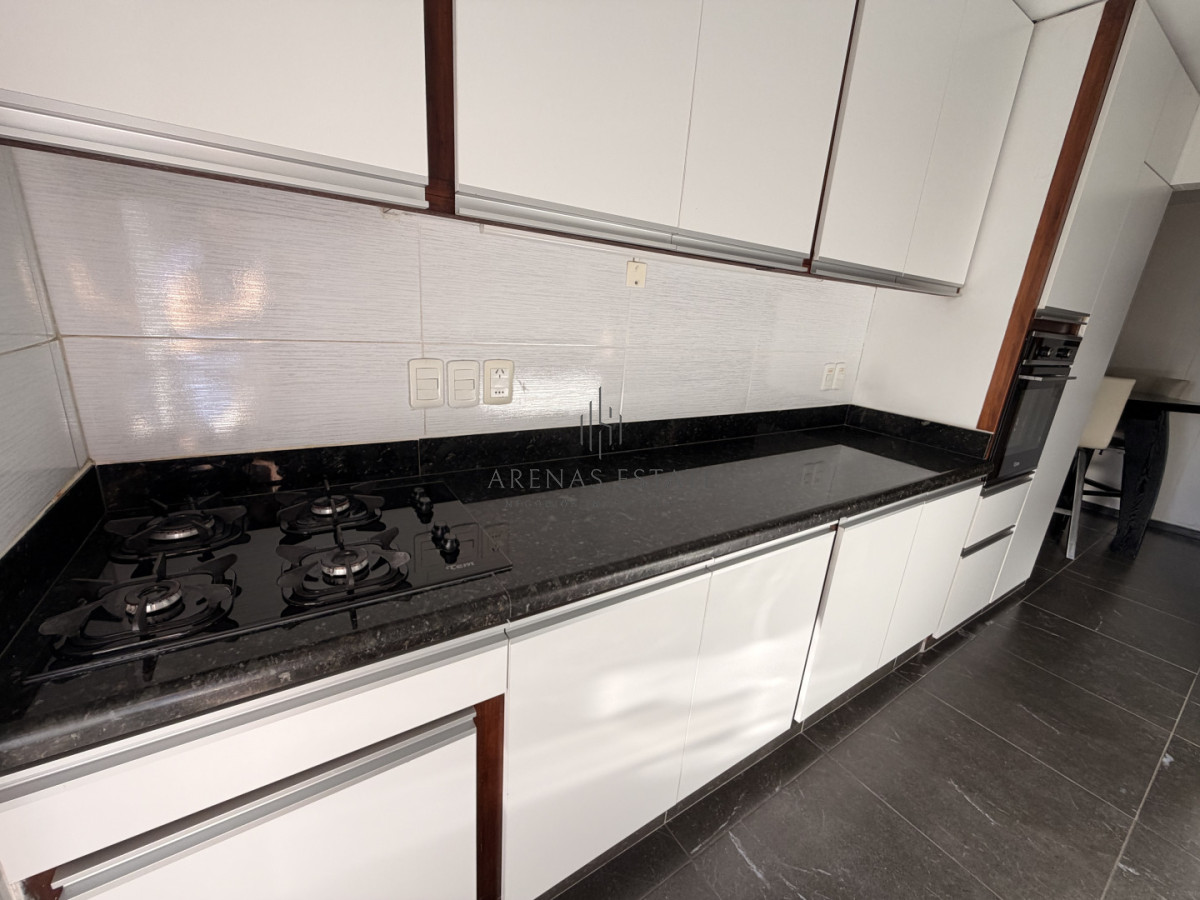 Apartamento ID.4172 - Apartamento de 3 dormitorios más dependencia en venta en Punta del Este 