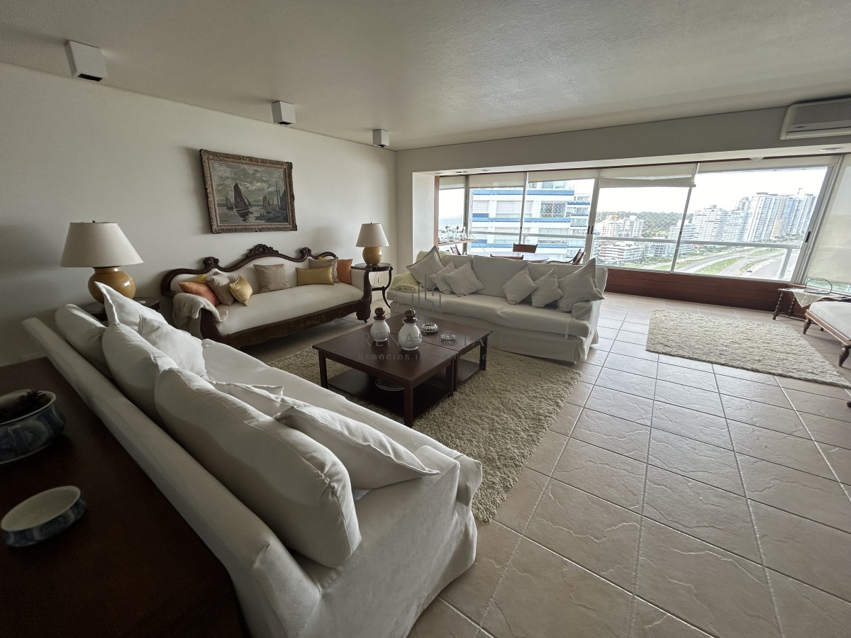 Apartamento ID.2477 - Apartamento en venta de 3 dormitorios y sevicio en Brava,Punta del Este