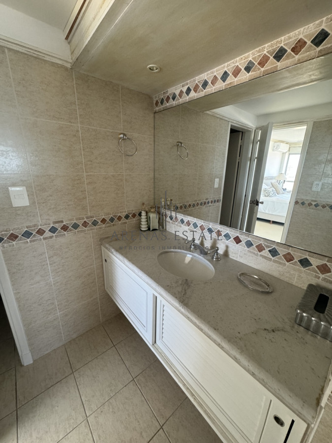 Apartamento ID.3111 - Apartamento en vena de 3 dormitorios y servicio , en primera linea de la Brava 