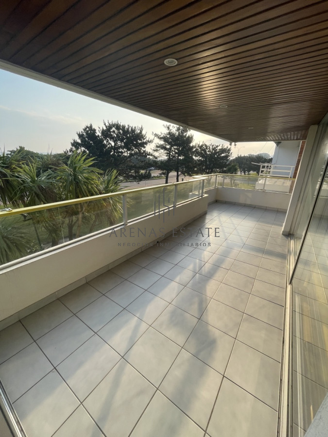 Apartamento ID.1566 - Apartamento de 3 dormitorios , primera linea de la mansa, Punta del Este