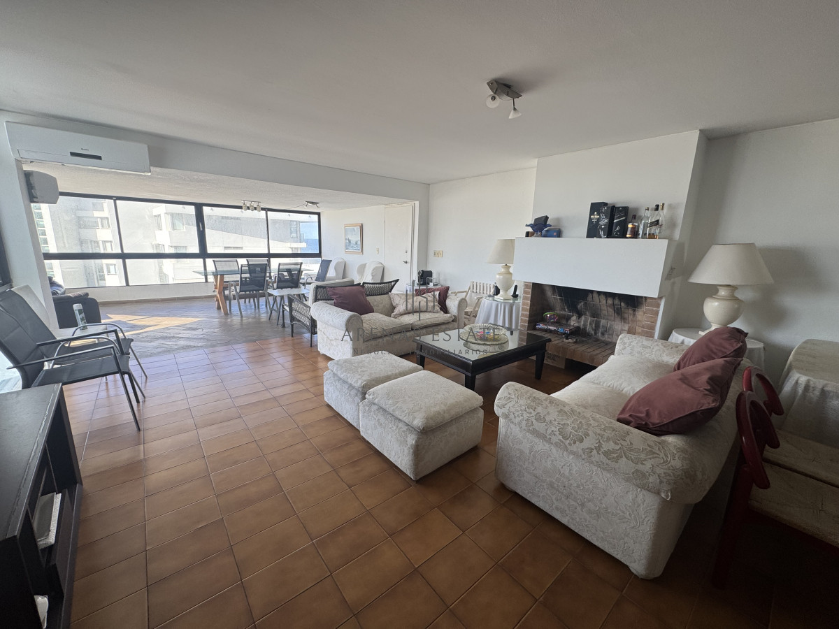 Apartamento ID.3671 - Apartamento en venta en Punta del Este de 3 dormitorios más servicio 