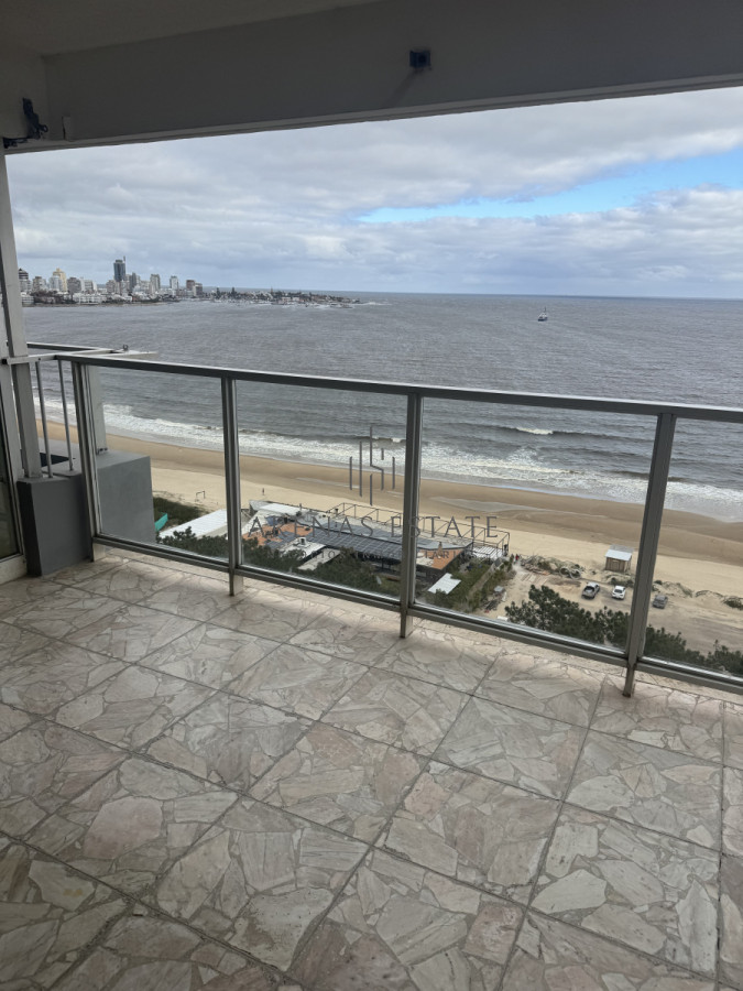 Apartamento ID.3900 - Apartamento de 3 dormitorios en venta en primera linea de Playa Mansa , Punta del Este 