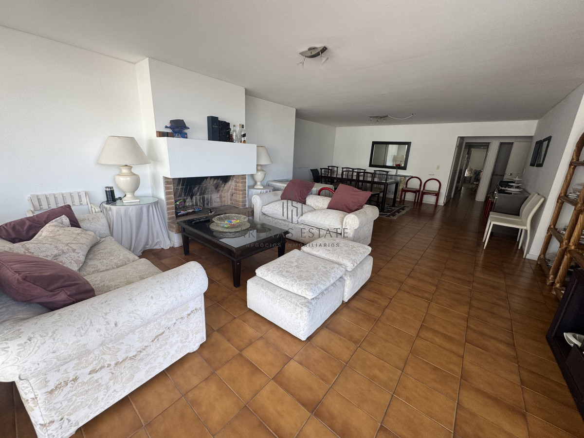 Apartamento ID.3671 - Apartamento en venta en Punta del Este de 3 dormitorios más servicio 