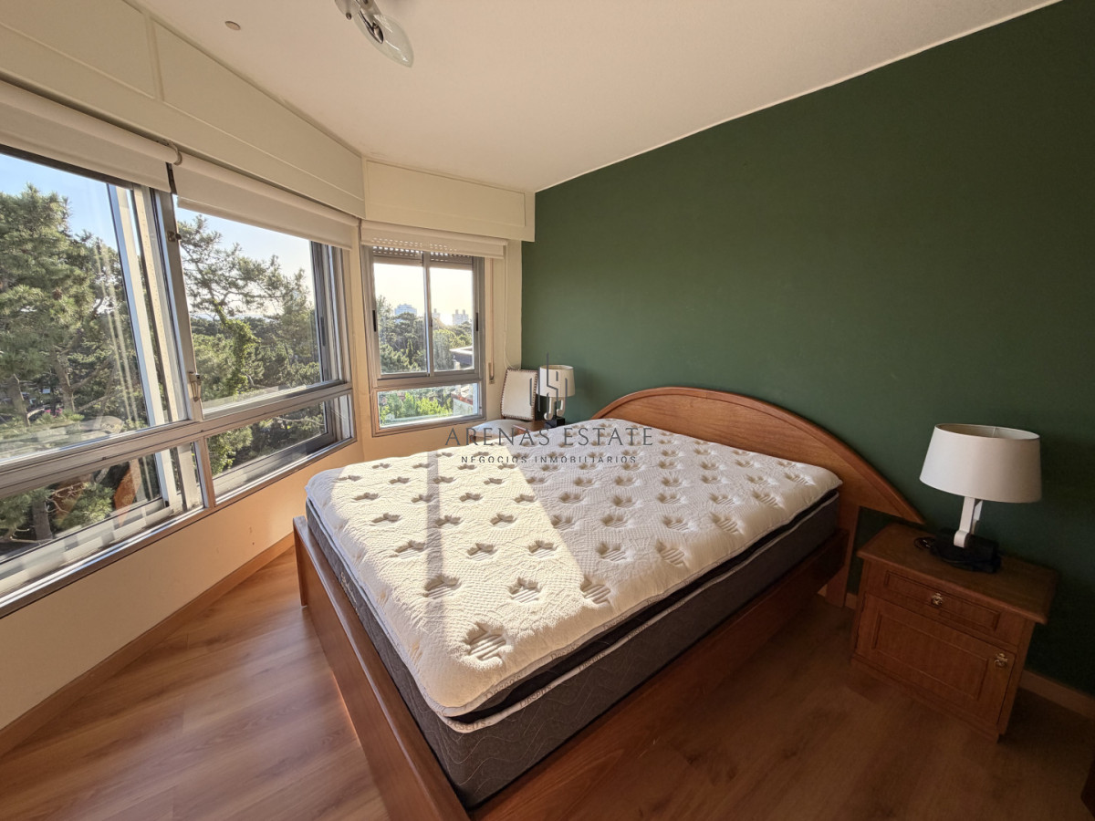 Apartamento ID.4172 - Apartamento de 3 dormitorios más dependencia en venta en Punta del Este 