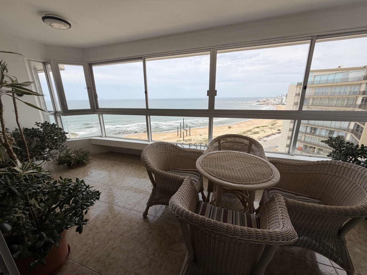 Apartamento ID.4137 - Apartamento en venta en primera linea de la Brava , 3 dormitorios y dependencia 