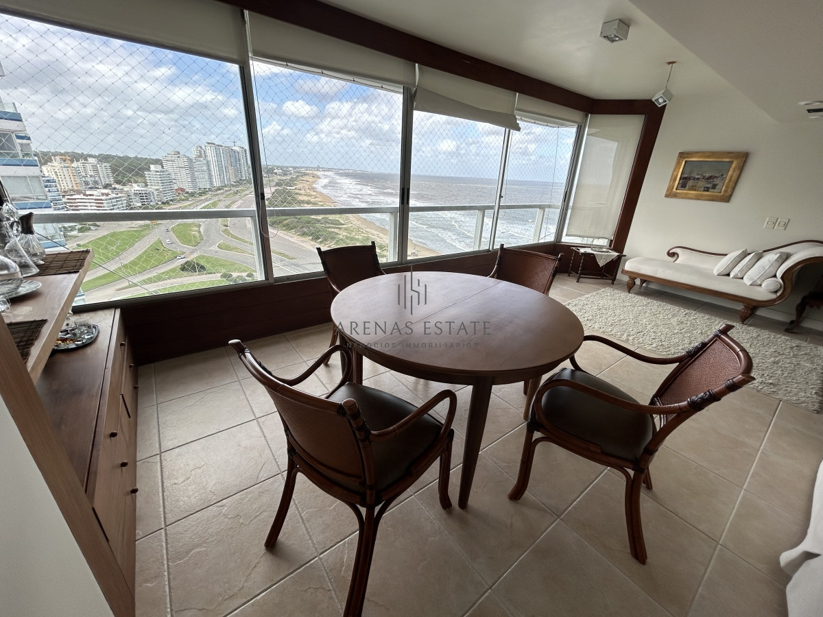 Apartamento ID.2477 - Apartamento en venta de 3 dormitorios y sevicio en Brava,Punta del Este
