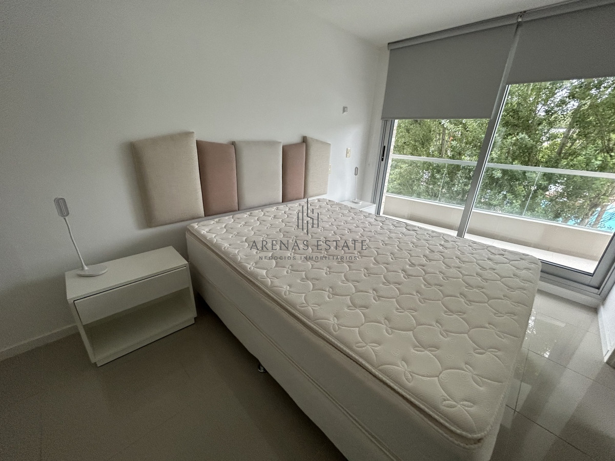 Apartamento ID.2122 - Apartamento en venta de 3 dormitorios y dependencia , en Punta del Este 