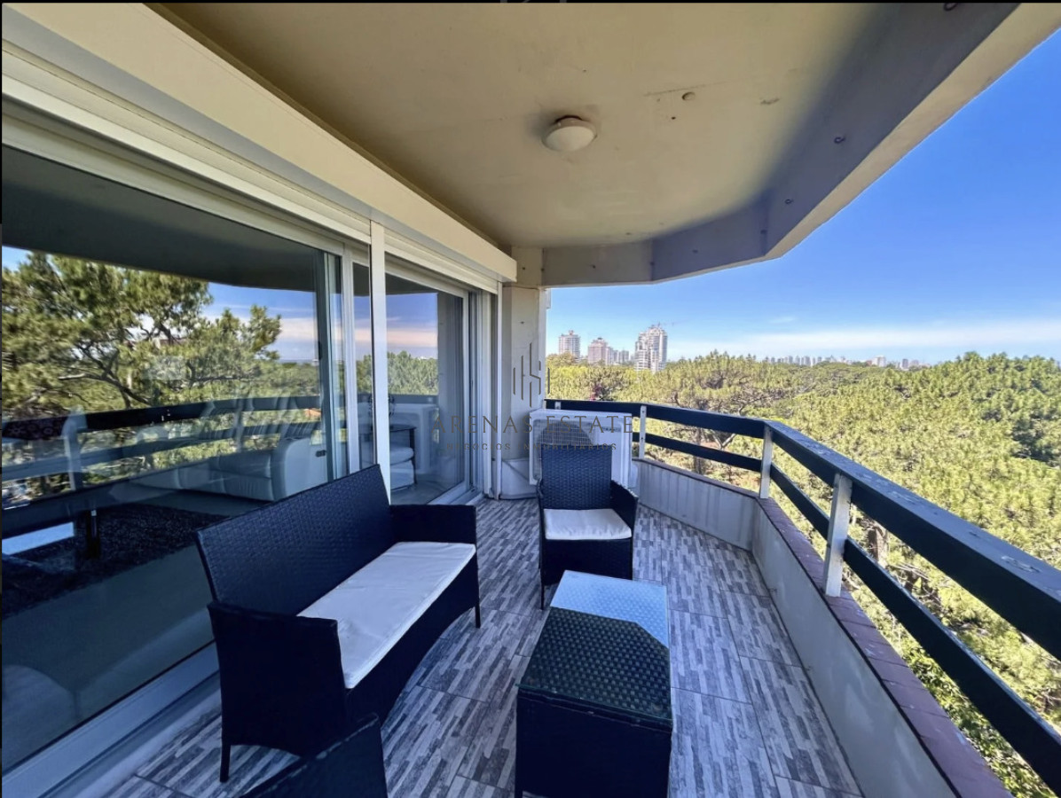 Apartamento ID.4172 - Apartamento de 3 dormitorios más dependencia en venta en Punta del Este 