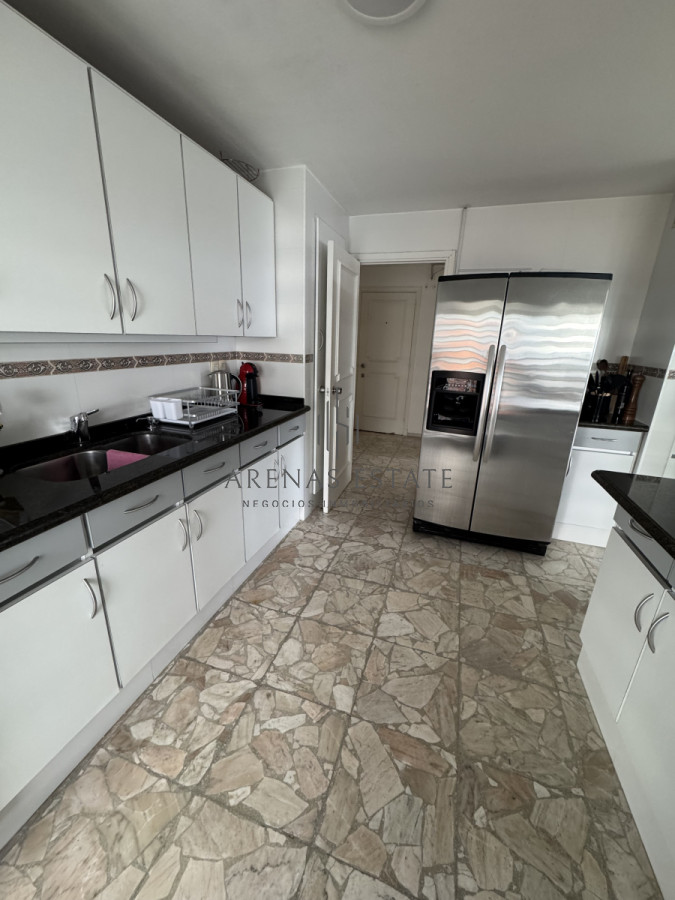 Apartamento ID.3900 - Apartamento de 3 dormitorios en venta en primera linea de Playa Mansa , Punta del Este 