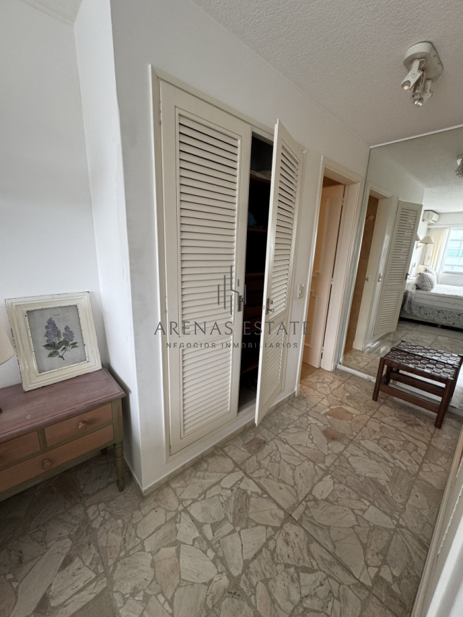 Apartamento ID.3900 - Apartamento de 3 dormitorios en venta en primera linea de Playa Mansa , Punta del Este 